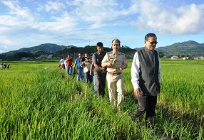 The Governor of Arunachal Pradesh Shri JP Rajkhowa visiting a paddy cum fish culture farm in Hija Village, Ziro on 17th July 2015